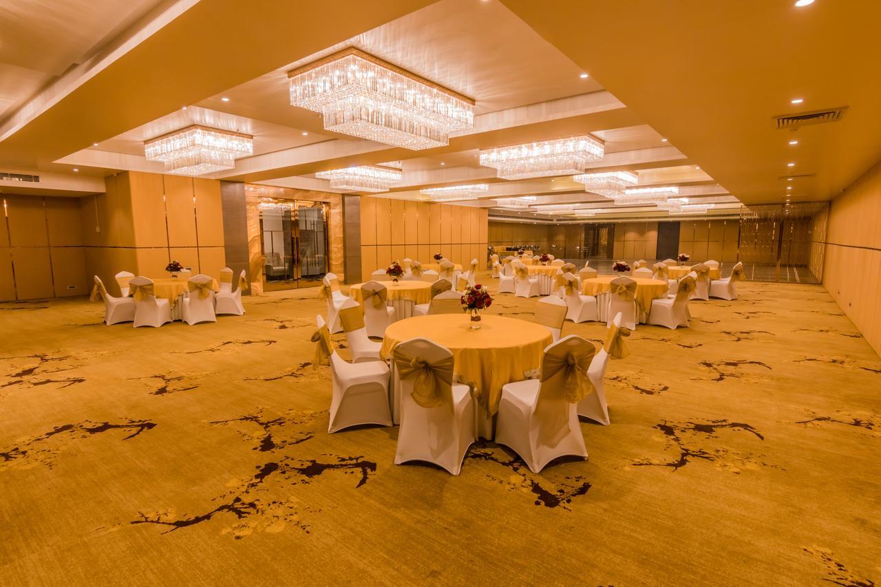 Amara Gateway Hotel Moradabad Exteriör bild